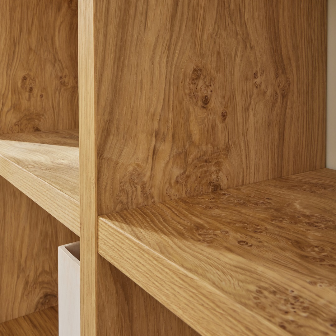Detailansicht-Buecherregal-Wildeiche-Echtholz