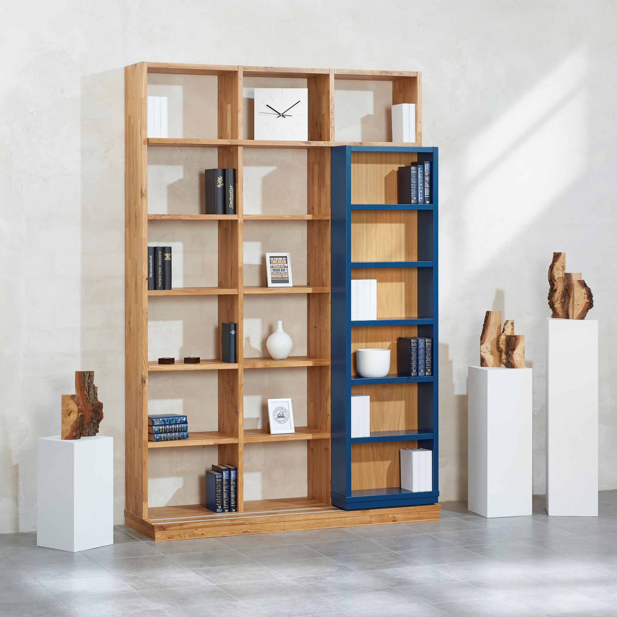 Schieberegal aus Wildeiche mit einem Schiebeelement in Blau