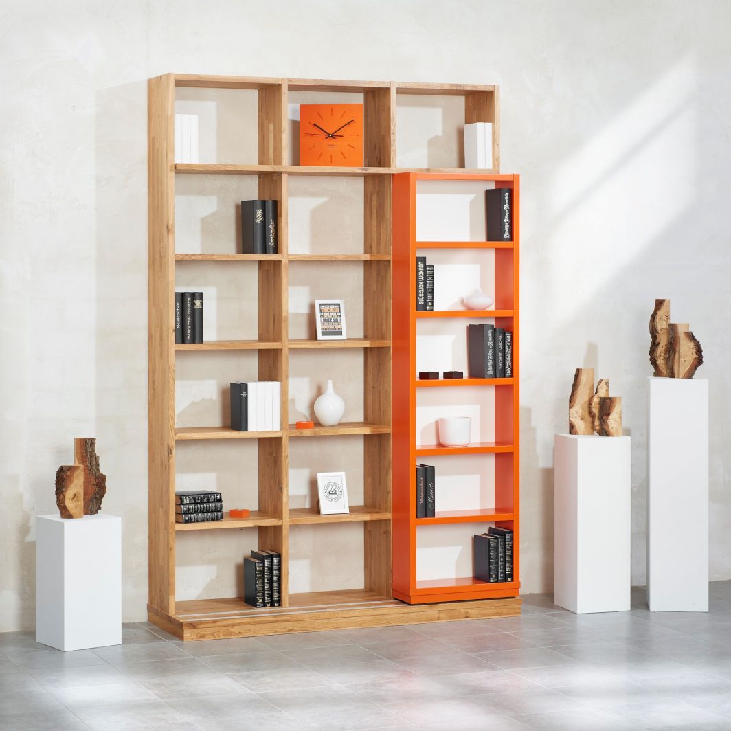 Schieberegal aus Wildeiche mit einem Schiebeelement in Orange