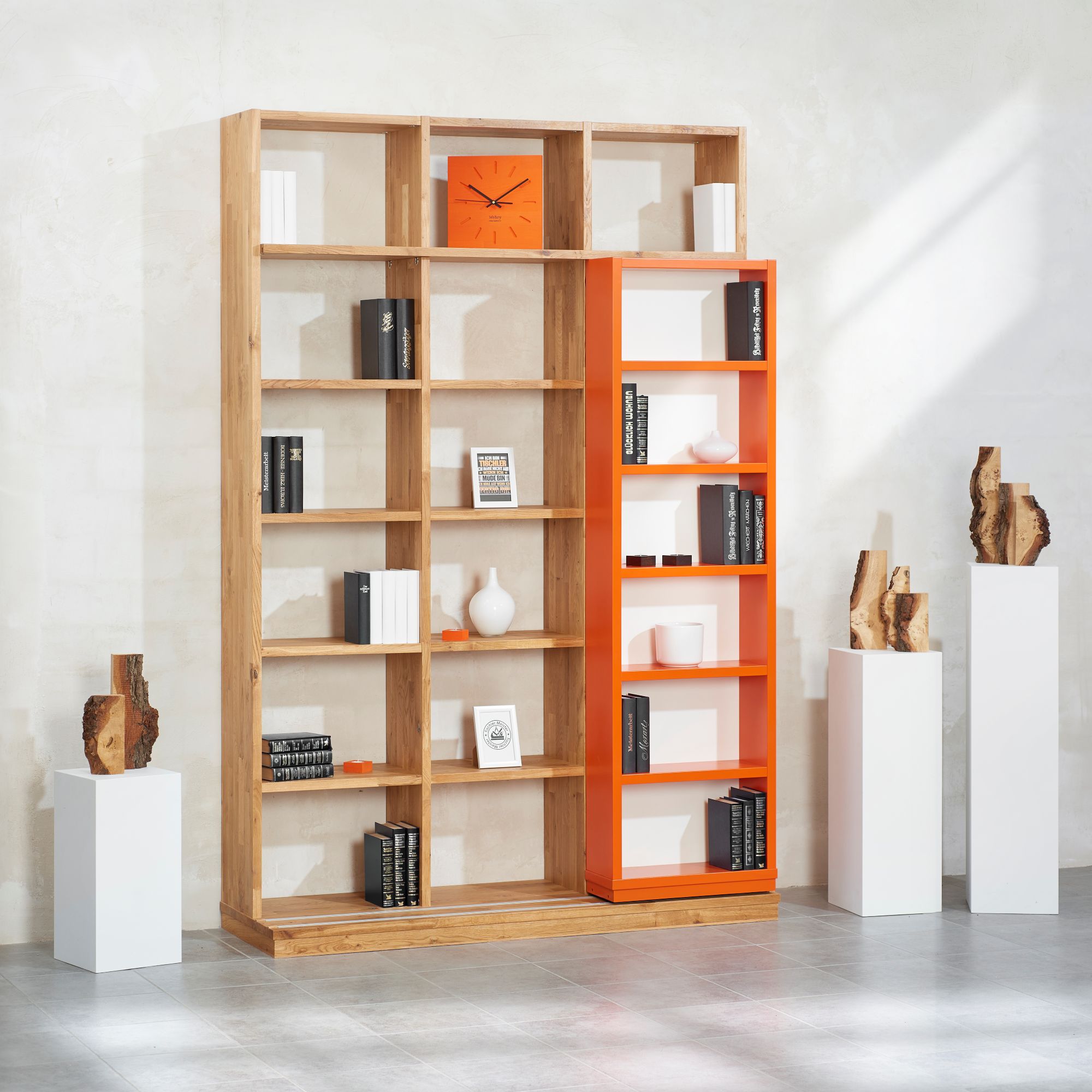 schieberegal-wildeiche-1-schiebeelement-orange Schieberegal aus Wildeiche mit einem Schiebeelement in Orange