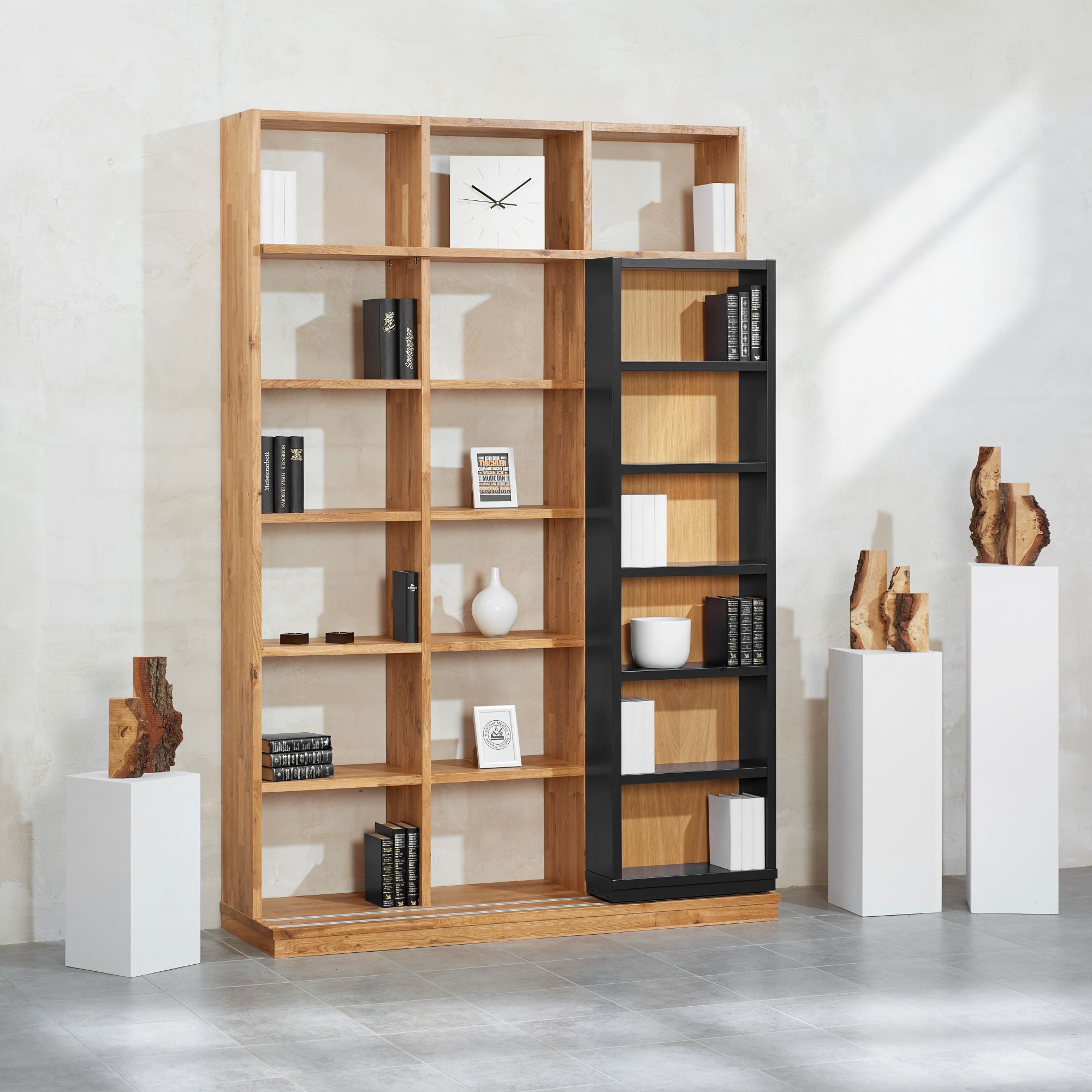 Schieberegal aus Wildeiche mit einem Schiebeelement in Schwarz