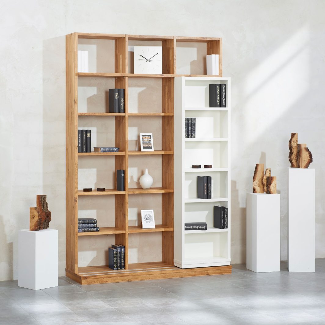 Schieberegal aus Wildeiche mit einem Schiebeelement in Weiß lackiert