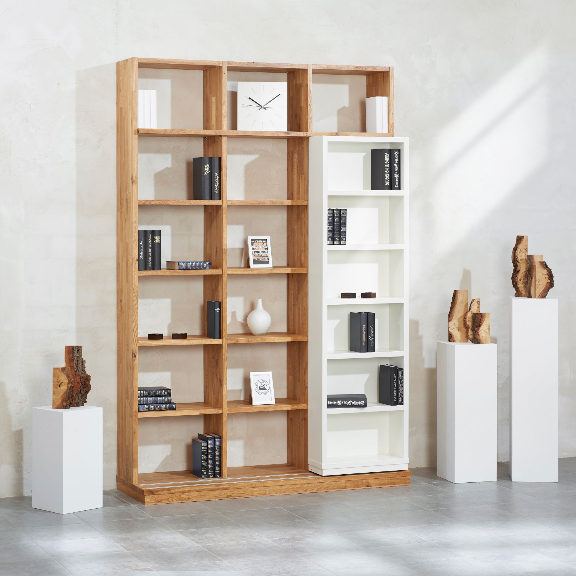 Schieberegal aus Wildeiche mit einem Schiebeelement in Weiß lackiert