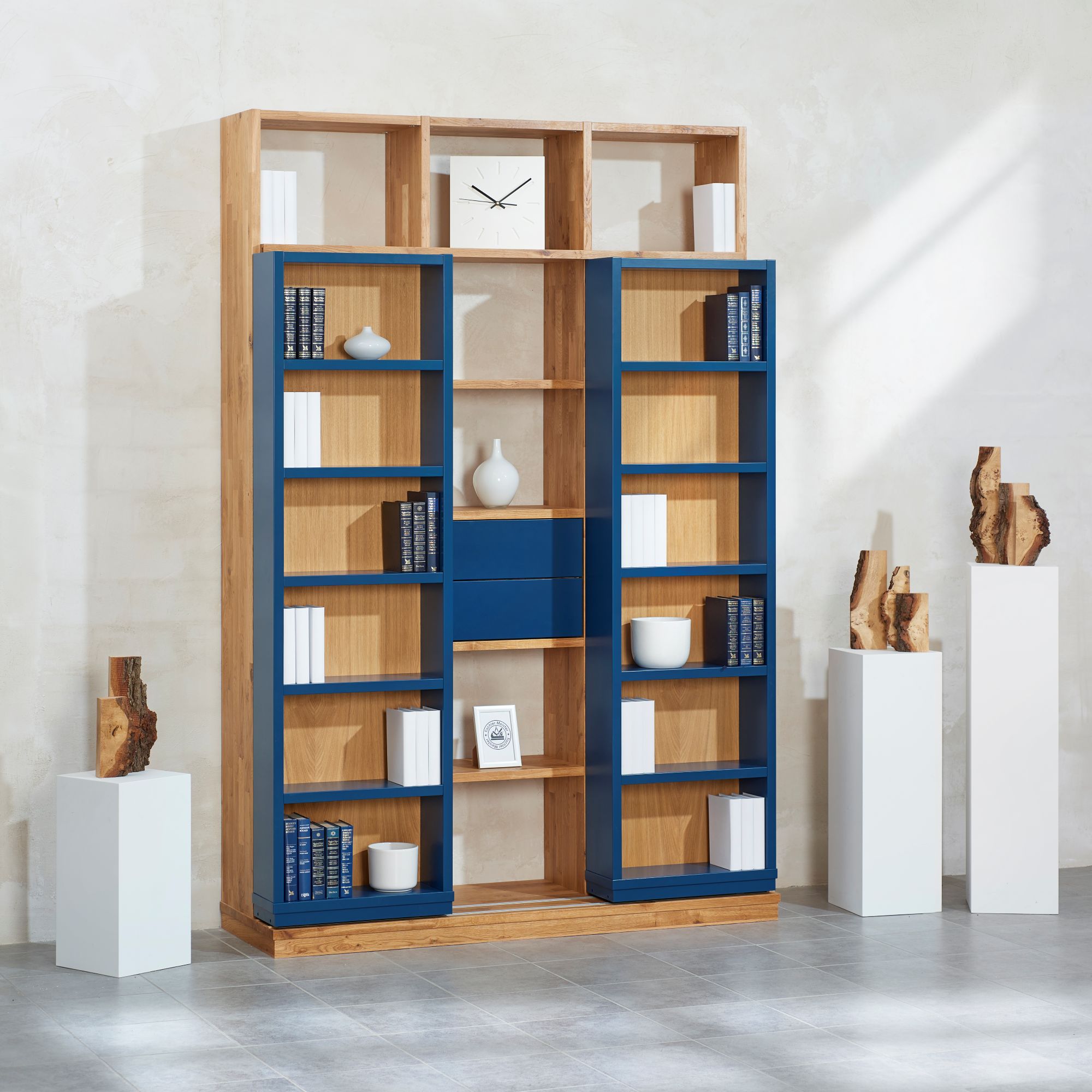 schieberegal-wildeiche-2-schiebeelemente-blau-2-schubkaesten Schieberegal aus Wildeiche mit zwei Schiebeelementen in Blau und zwei Schubkästen