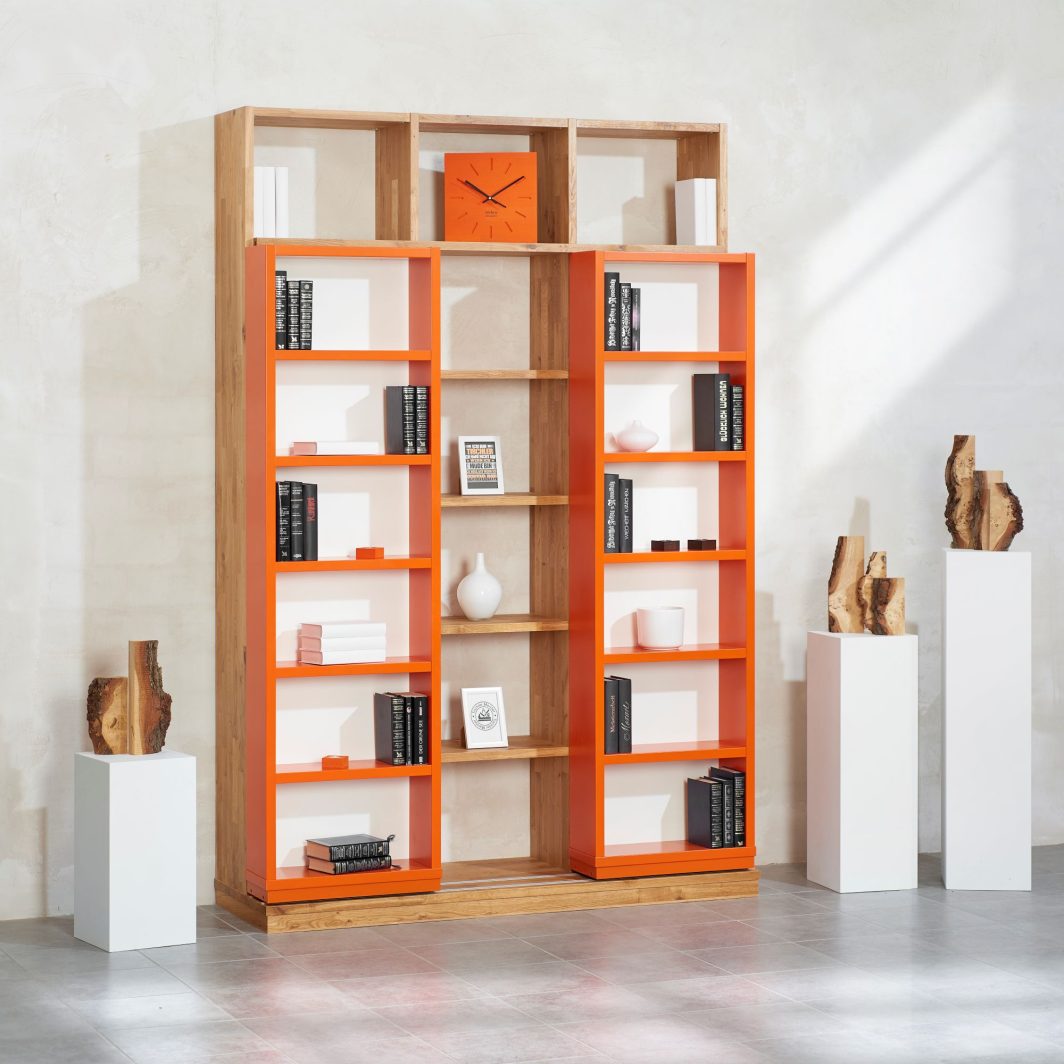 Schieberegal aus Wildeiche mit zwei Schiebeelementen in Orange