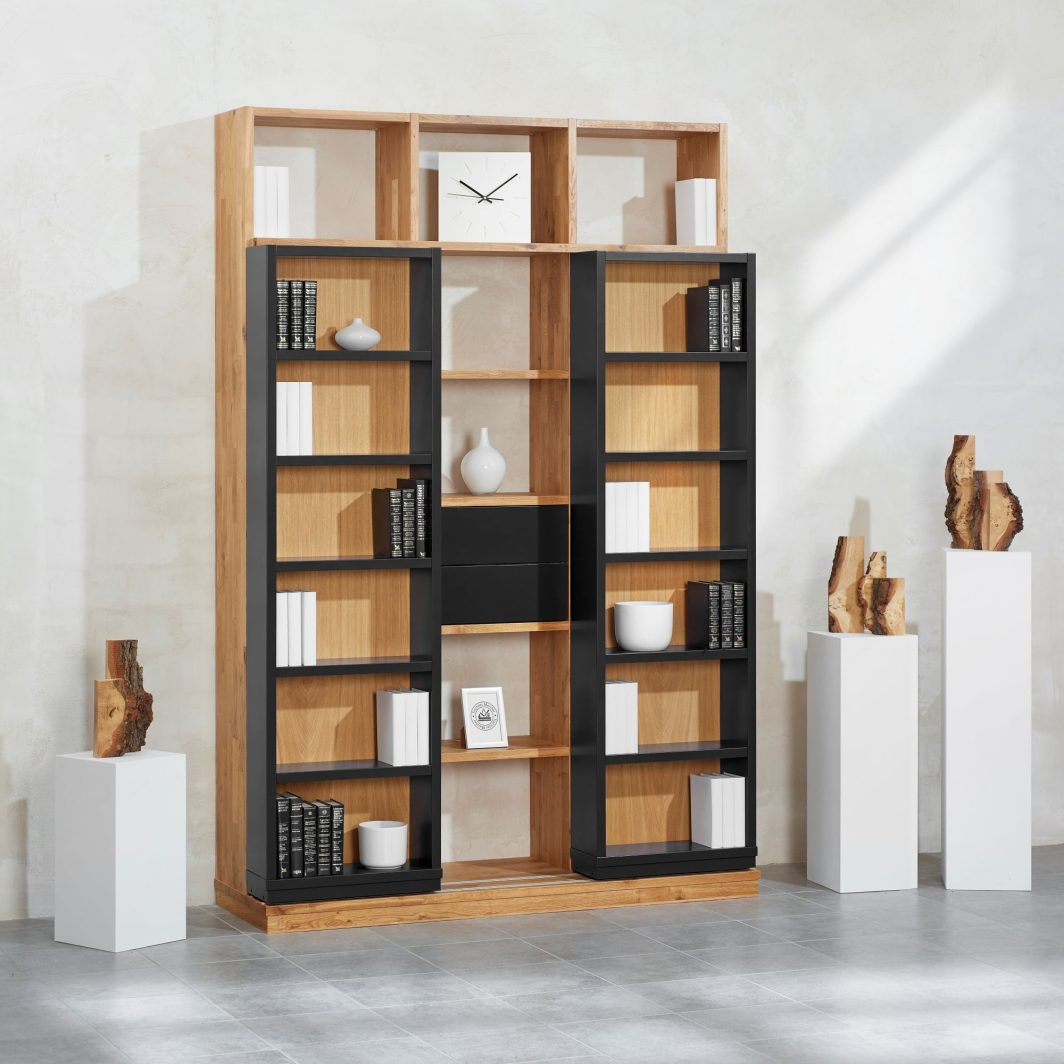 Schieberegal aus Wildeiche mit zwei Schiebeelementen in Schwarz und zwei Schubkästen