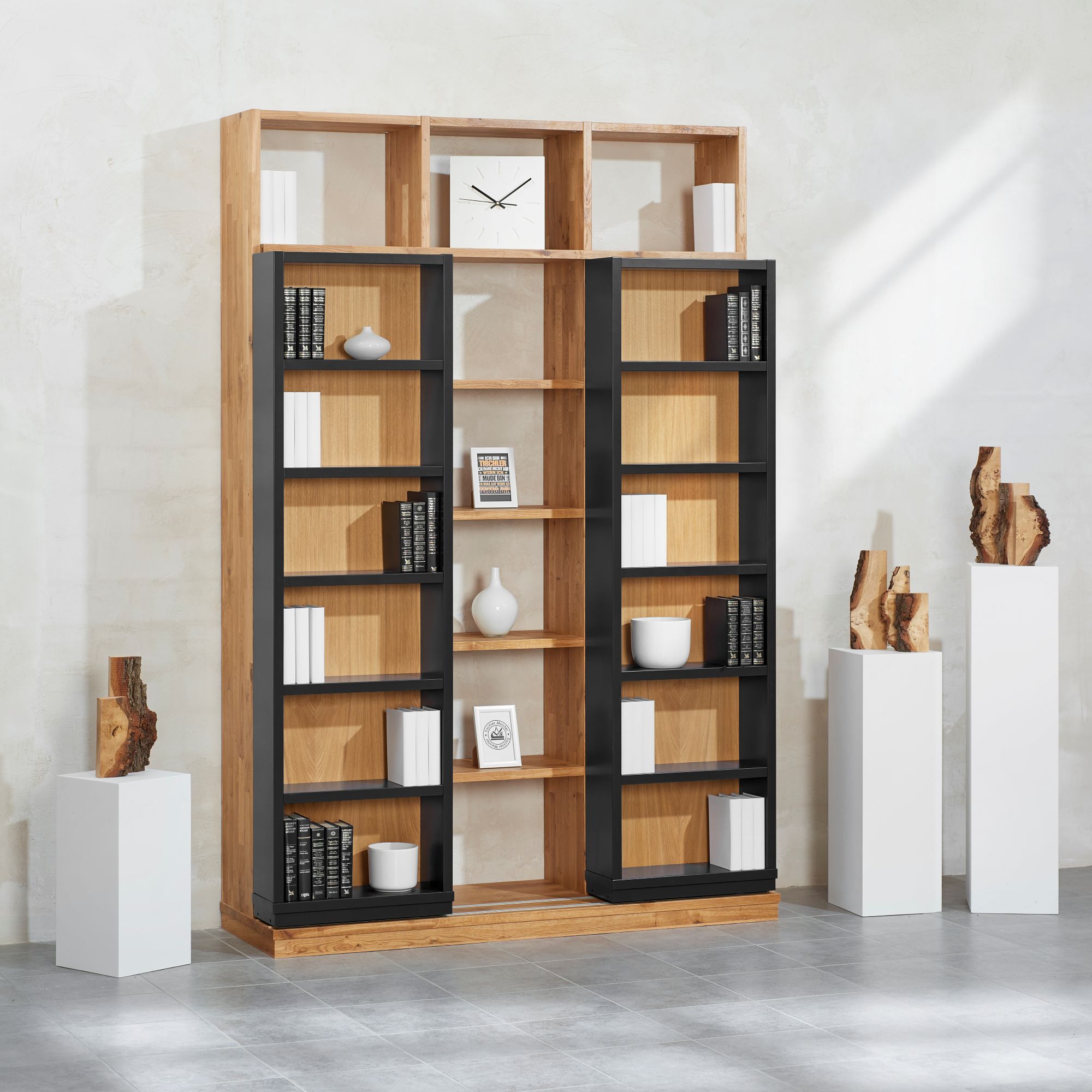 Schieberegal aus Wildeiche mit zwei Schiebeelementen in Schwarz