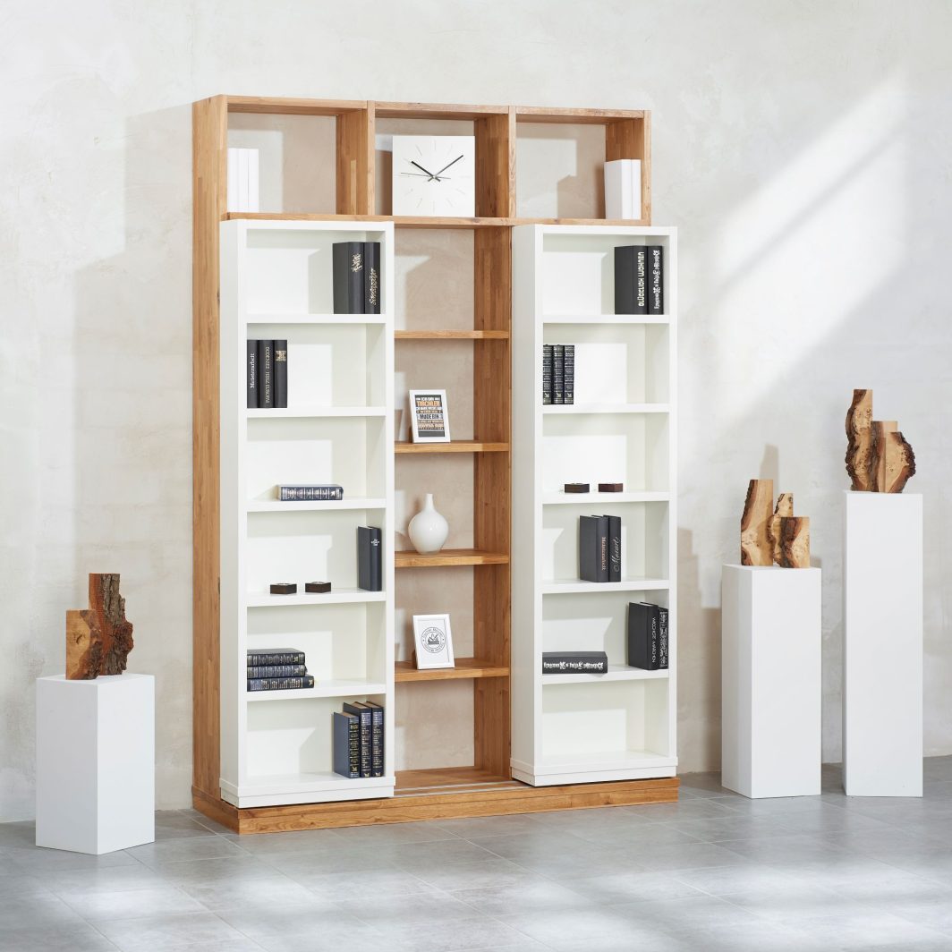 Schieberegal aus Wildeiche mit zwei Schiebeelementen in Weiß lackiert