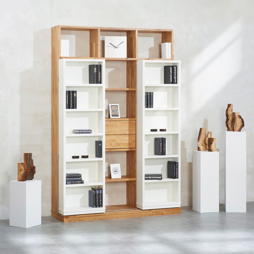 Schieberegal aus Wildeiche mit zwei Schiebeelementen in Weiß lackiert und zwei Schubkästen