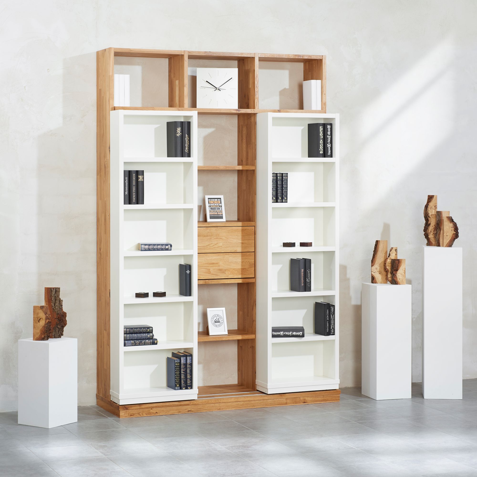 Schieberegal aus Wildeiche mit zwei Schiebeelementen in Weiß lackiert und zwei Schubkästen