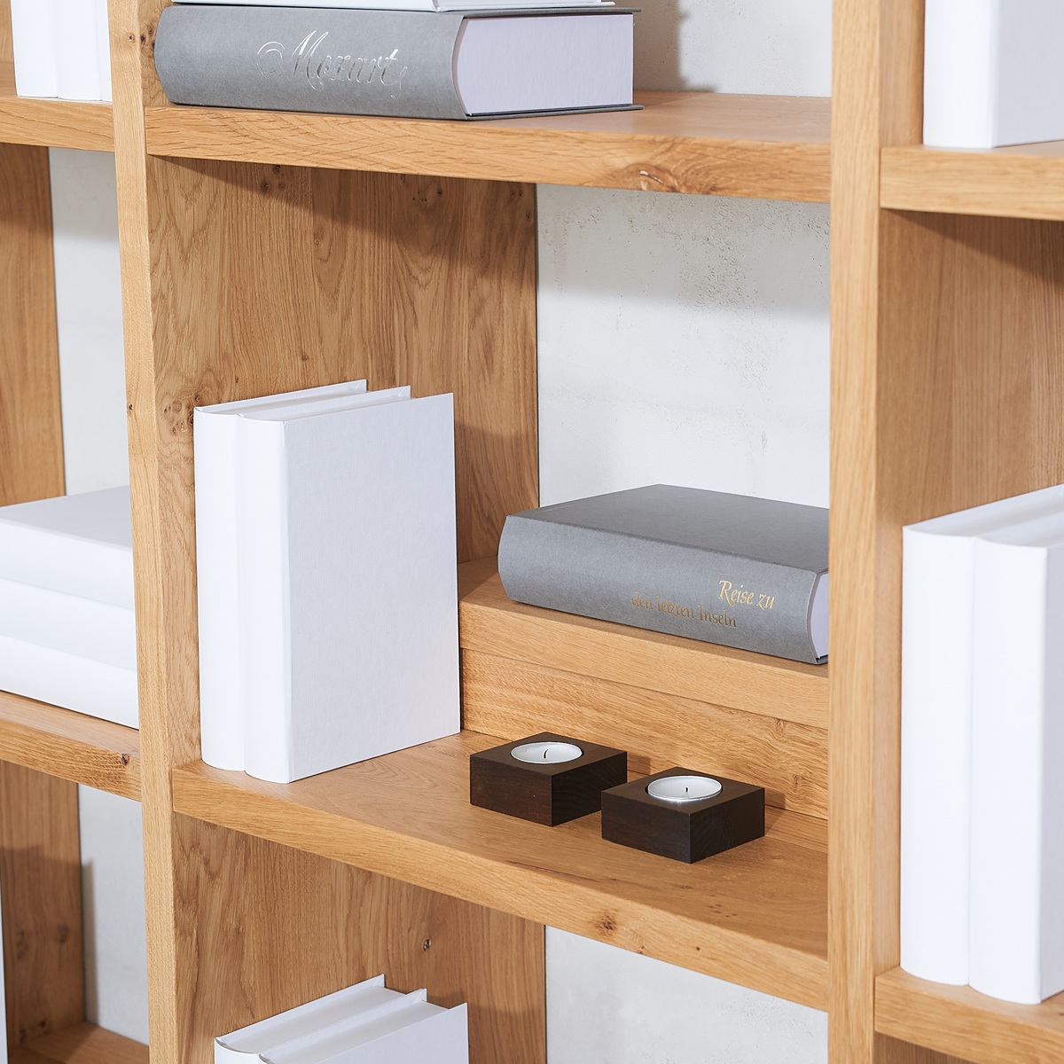 Bücherregal mit Bücherstufen