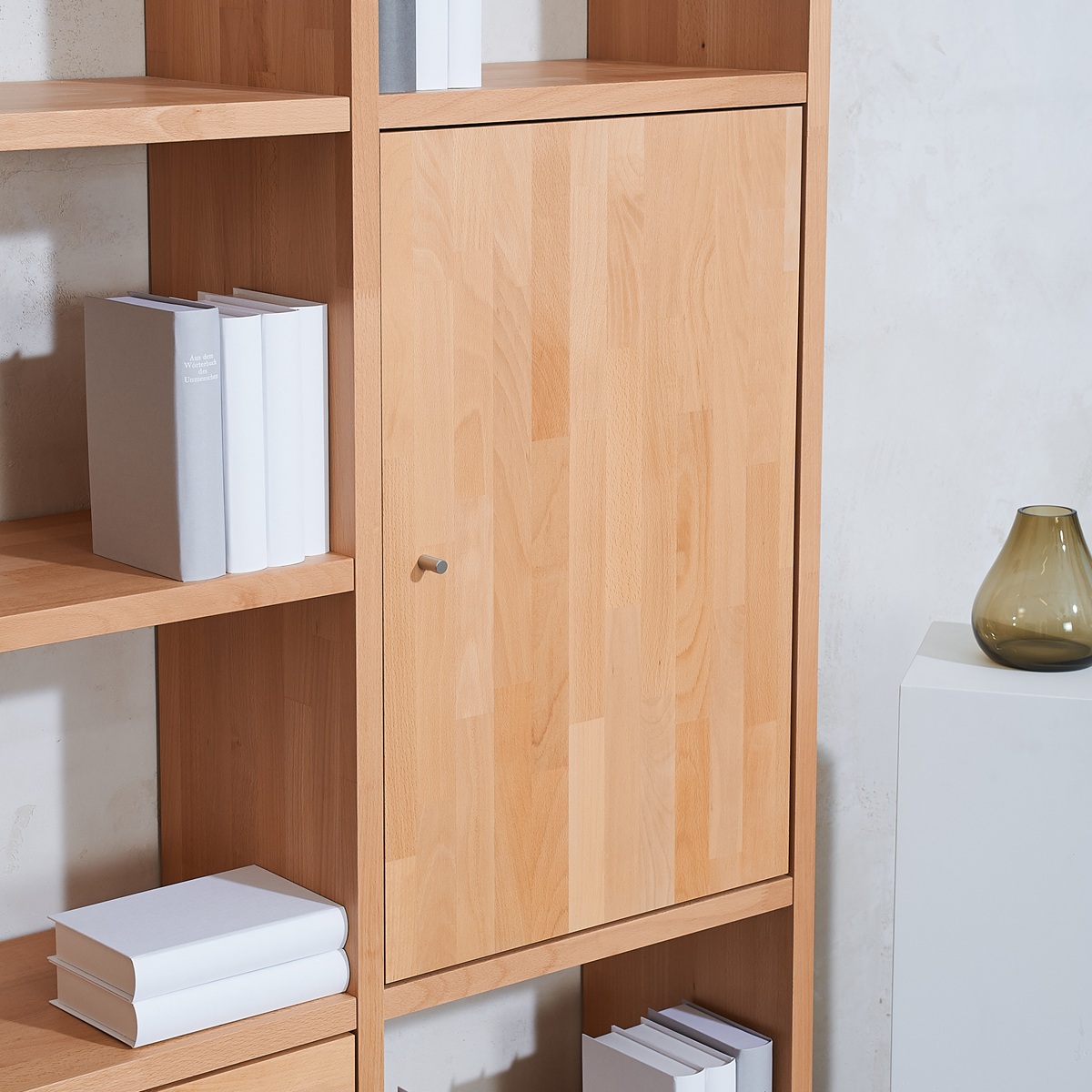 Regal mit integrierten Holztüren