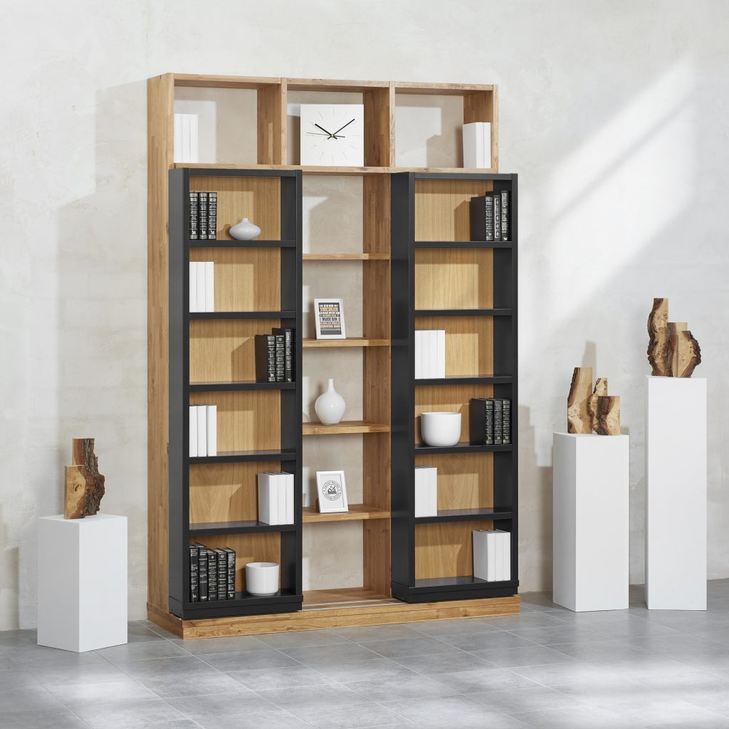 Platzsparendes Schieberegal aus Holz