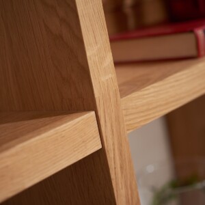 Detail eines Regals aus Eiche Massivholz keilgezinkt mit natürlicher Holzmaserung