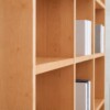 Detail eines Regals aus Erle Echtholz mit natürlicher Holzmaserung