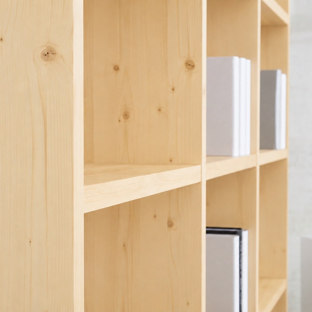 Detail eines Regals aus Fichte Premium mit natürlicher Holzmaserung