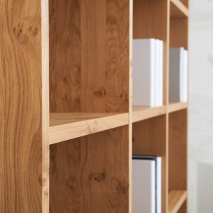 Detail eines Regals aus Wildeiche Massivholz Premium mit natürlicher Holzmaserung