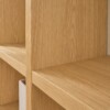 Detail eines Bücherregals aus Eiche Echtholz mit natürlicher Maserung