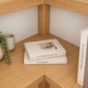 Detailansicht der Ecke eines Eckregals aus Eiche Echtholz